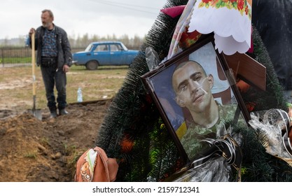 04-26-2022 Bucha, Kyiv Oblast, Ukraine, Several Men Carry And Bury The Coffin Of A Man Who Died In Bucha, Part Of The Territorial Defense Forces Of Ukraine.