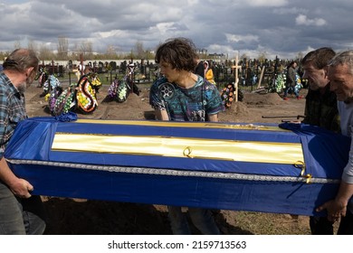 04-26-2022 Bucha, Kyiv Oblast, Ukraine, Several Men Carry And Bury The Coffin Of A Man Who Died In Bucha, Part Of The Territorial Defense Forces Of Ukraine.