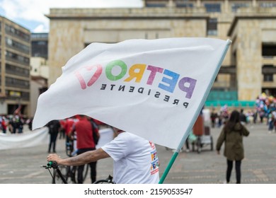 "Bogotá, Kolumbien"; 05.01.2022 : Banner mit politischer Propaganda für den kolumbianischen Präsidentschaftskandidaten Gustavo Petro, der "Petro-Präsidentschaft"liest, die an einem Mann-Fahrrad befestigt ist."