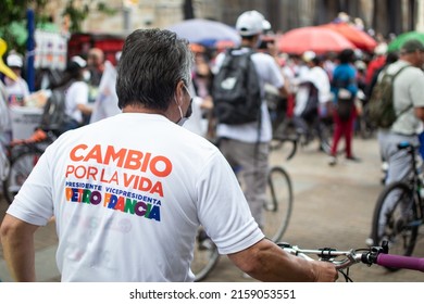 «Bogotá, Colombia»; 05.01.2022 : Elderly man walks through the streets of Bogota wearing a political propaganda shirt in favor of presidential candidate Gustavo Petro and the 
 vice-presidential cand»