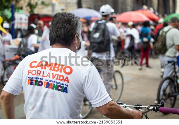 «Bogotá, Colombia»; 05.01.2022 : Elderly man walks\
through the streets of Bogota wearing a political propaganda shirt\
in favor of presidential candidate Gustavo Petro and the \
\
vice-presidential\
cand»