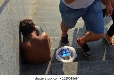 06 August 2018 In Istanbul / Turkey Outfit Homeless Children Begging In The Streets Of Bremen Events