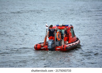 07.02.2022 Wroclaw, Poland, Search And Rescue Operation Of The Polish Rescue Services On The Water.