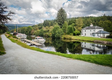 07.09.2022 Fort Augustus, Highland, Scotland, Uk  Canoeing On The Caladonian Canal Near Fort Augustus In The Scottish Highlands