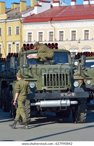 08.05.2016.Russia.Saint-Petersburg.Soldiers\
prepare military equipment for the parade the Day of\
Victory.
