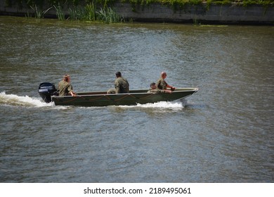 08.13.2022 Wroclaw, Poland, Measles River Control For Pollution In The Vicinity Of Wrocław. The Death Of The Fish.