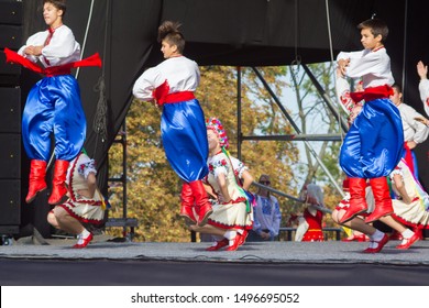 08/25/2019 Kiev. Ukraine. Folk Festival On Spivochim Field. Hopak - National Ukrainian Dance 