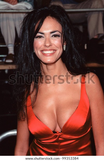 08nov99-actress-maria-grazia-cucinotta-600w-99353384.jpg