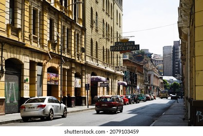 09.02.2020, Valparaiso Streets, Chile. Colonial Old Brown Coloured Buildings With Cars From The Street View. Daytime  Streets Of Valparaiso City No People, Chile.