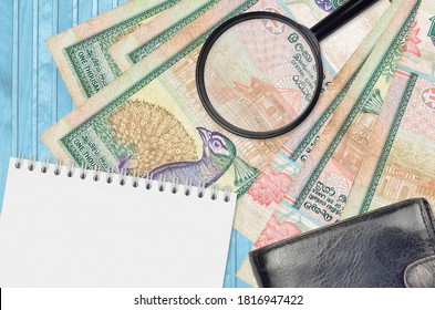 1000 sri-lankische Scheine und Lupe mit schwarzer Handtasche und Notizblock. Konzept der Geldfälschung. Suchen Sie nach Unterschieden in den Details der Geldrechnungen, um Fälschungen aufzudecken