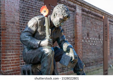 10/09/2019 Portsmouth, Hampshire, UK A Statue Of A World War Two Soldier With A Poppy Attached To His Rifle