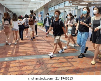 11 8 2021 Stylish Young Male And Female Students With Face Mask Walk And Chat In University Campus In Hong Kong On Sunny Day During Covid-19