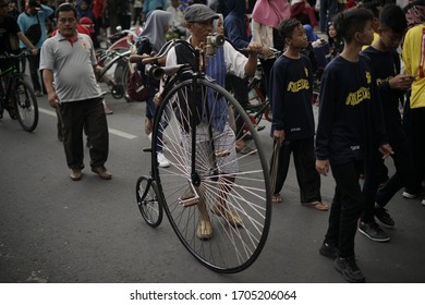 11 February 2020, Jalan Malioboro, Yogyakarta, Indonesia. The Atmosphere Of The Crowd On The Malioboro Road Crossed The Big Wheel Bike In Front, Known As The High Wheel, The High And Ordinary Wheel, T