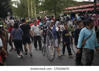 11 February 2020, Jalan Malioboro, Yogyakarta, Indonesia. The Atmosphere Of The Crowd On The Malioboro Road Crossed The Big Wheel Bike In Front, Known As The High Wheel, The High And Ordinary Wheel, T