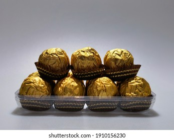 11 Pieces Chocolates In Golden Wrap