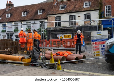 11/06/2019 Winchester, Hampshire, UK Construction Worker Or Builder Working In High Visibility Clothing While Digging Up Pipes In A Road