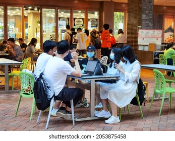 15 9 2021 Group Of Male And Female Students Discuss At Dinner Table With Face Mask And Computer, Phone In A Canteen In University Of Hong Kong (HKU) At Lunch Time During Covid-19