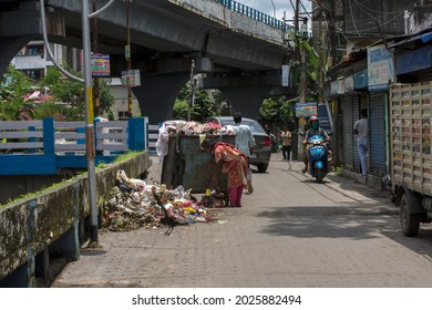 15th August, 2021, Kolkata, West Bengal, India: A Public Dustbin Full With Garbage And A Lady Collecting Something From That. Concept Of Pollution And Unhealthy Living.