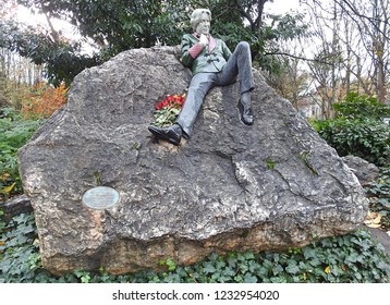 16th November 2018 Dublin. Poet and playwright Oscar Wilde memorial sculpture statue in Merrion Square Park, Dublin with a bunch of red roses next to his leg