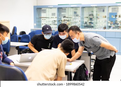 17 11 2020 Professor And Students With Face Mask And Computer Have Small Group Teaching And Discussion In Classroom In University In Hong Kong During Covid-19