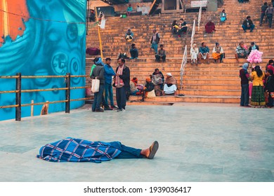 17.12.2019, Varanasi, India. Daily Life Of The Indian Population. A Man Sleeps Or Meditates On The Ground, Covered With A Tissue.