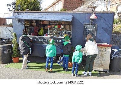 17th Match 2022, Drogheda, County Louth, Ireland. Coffee and snack van outside Scholars Townhouse Hotel and restaurant on King St, Downtown Drogheda.