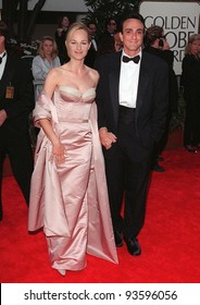 18JAN98:  Actress HELEN HUNT & Actor Husband HANK AZARIA At The Golden Globe Awards.