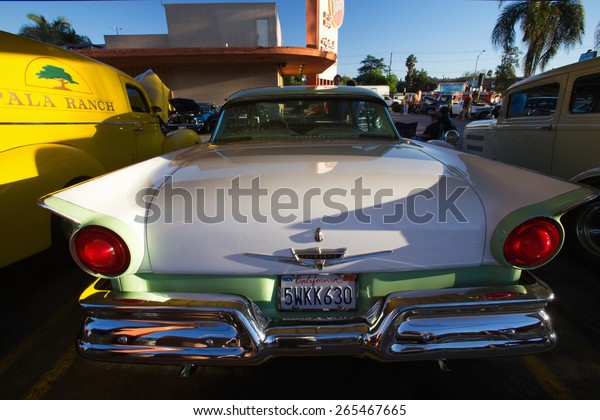 1957 Ford and\
Classic cars and hot rods at 1950\'s Diner, Bob\'s Big Boy, Riverside\
Drive, Burbank, California\
