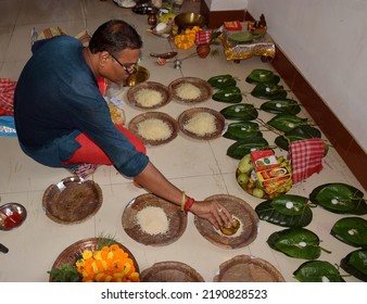 19th July 2022
Bengal - India
Hindu Pandit Or Priest Performing Pitru Paksha Pooja Which Is Done To Remember The Ancestors According To Hindu Rituals 