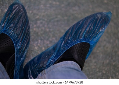 2 blue and blue medical shoe covers made of polyethylene comfortable, waterproof, waterproof compact do not tear, wear-resistant