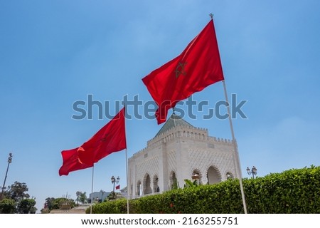 2 Red flag with King Mohammed V Mausoleum Hassan Tower in Rabat Morocco_2 Drapeau rouge avec le mausolée du roi Mohammed V Tour Hassan à Rabat Maroc