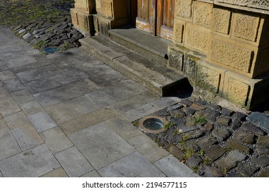 2 Rows Of Stairs In The Square Are Gradually Sunk Into The Paving. Slow Transition Of The Staircase To The Plane By Blending, Intersecting The Granite And Marble At The Entrance To The Building