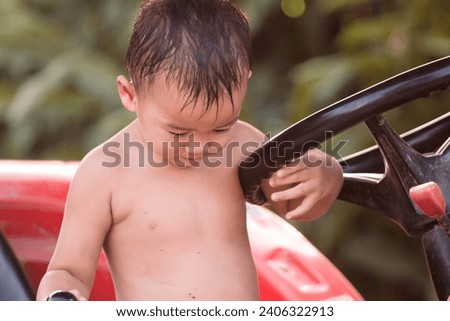 2 year old boy Take off your shirt and have fun According to the naughty age and looks happy