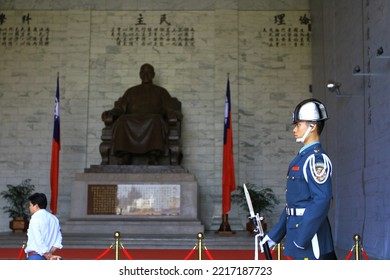 20 April 2011 Chiang Kai-shek's Statue - Guard Mounting Ceremony At Chiang Kai-shek Memorial Hall