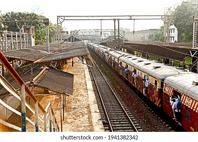 708 Mumbai railway platform Images, Stock Photos & Vectors | Shutterstock