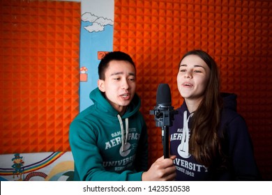 2016.01.17 Business School Training In The Samara University. Two Students Sing A Duet With Noise Cancelling Material On The Background. Studio Photos!!