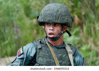 2017, Summer, Vladivostok - An Indian Army Soldier Looks To The Side With His Mouth Open. Indian Soldier During A Military Offensive.