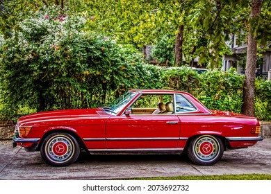 2018_09_07_Tulsa USA - MERCEDES-BENZ 280SL PAGODA Burgundy Red With Black Convertible With Top Up Parked In Driveway In Leafy Upscale Neighborhood 