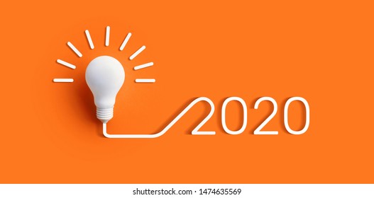 Концепции вдохновения для творчества 2020 года с лампочкой на цветном фоне. Бизнес-решение, идеи планирования. светящийся контент