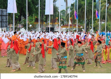 2,020 dancers performed a colossal zapin dance at the opening of the Malay Culture Festival, in Pekanbaru City, Riau, Indonesia, Sunday (11/26/2017).