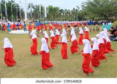 2,020 dancers performed a colossal zapin dance at the opening of the Malay Culture Festival, in Pekanbaru City, Riau, Indonesia, Sunday (11/26/2017).