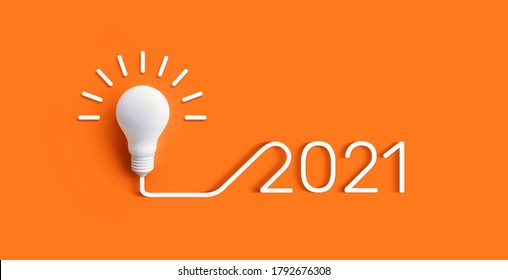 2021 Kreativität und Inspiration Ideen mit Glühbirnen auf pastellfarbenem Hintergrund.Business-Lösung