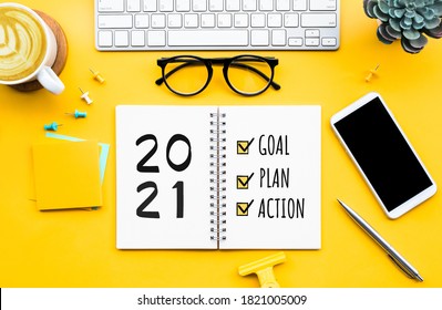 Zielvorgabe für das neue Jahr 2021,Plan,Aktionskonzepte mit Text auf Notizblock und Bürozubehör.Business-Management, Inspiration zu Erfolgsideen