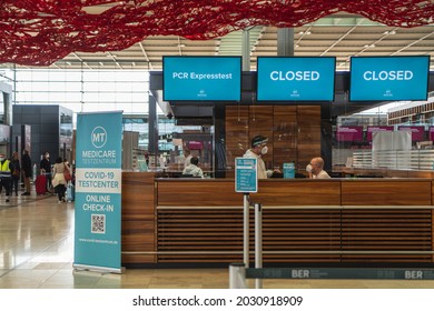 2021: PCR Express test at Berlin Brandenburg Airport (BER, Willy Brandt). The screens show that two of the three counters are closed. Notice of a Corona testing opportunity in the airport terminal.