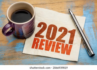 2021 Jahr Überprüfung Text auf einer Serviette mit einer Tasse Kaffee, Ende des Jahres Business-Konzept