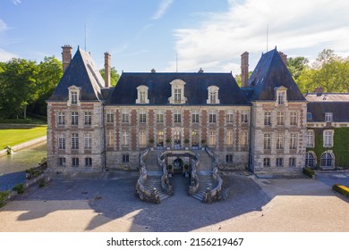 PARIS, FRANCE - MAI 12, 2022: Beautiful Medieval Castle. Aerial View Shot Of Castle. Château De Courances (Domaine De Courances). French Castle - PARIS, FRANCE - MAI 12, 2022. 