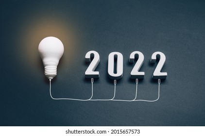2022 Kreativitäts- und Inspirationskonzepte mit Glühbirnen auf dunklem Hintergrund.Business-Lösung