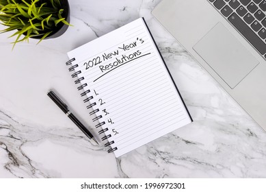 2022 New Year's Resolutions list text on note pad 