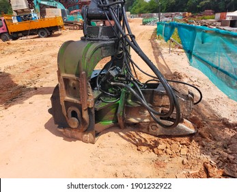 23 January 2021 - KL Malaysia : Hydraulic Vibro Hammer for driving steel sheet piles. A vibratory hammer is used to drive sheet piles, pipes or other elements into the soil by vertical vibrations.