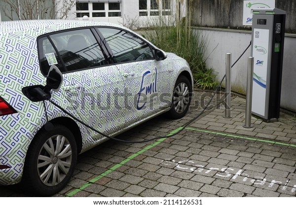 23 January 2022, Kaiserslautern,\
Rhineland Palatinate, Germany, Recharging a car of Emil eCarSharing\
at a charging station, green mobility\
(horizontal)